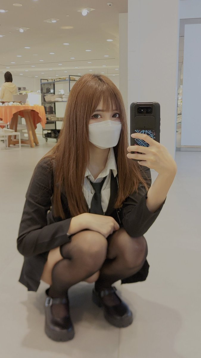 iris920123's tweet photo. 穿成這樣的男人不要被我遇到
不然我見你一次...
愛你一次 😡
（當然是西裝褲不要真的穿百褶裙欸）
#眼鏡っ娘 #眼鏡 
#黑絲 #膝上襪 #大腿襪
#OfficeLady #OL #正裝 
#美腿 #腿 #美足 #蜜大腿 https://t.co/Cx0cYYDzla
