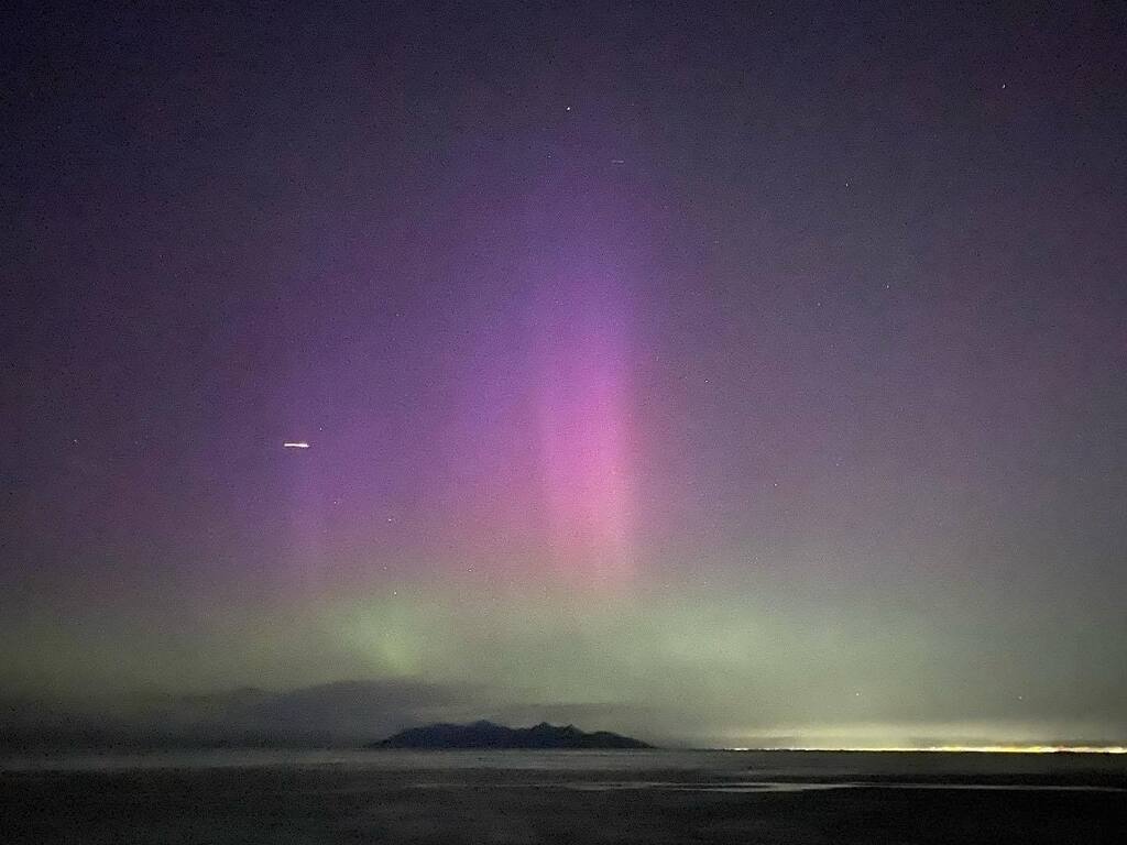 Went out to the Great Salt Lake to see the northern lights! I had no idea you could see them in Utah. There wasn’t much to see by the naked eye (although you could see a bit) but our phones were able to catch some good images. 

#nightphotography #northe… instagr.am/p/CraFEdquA_h/