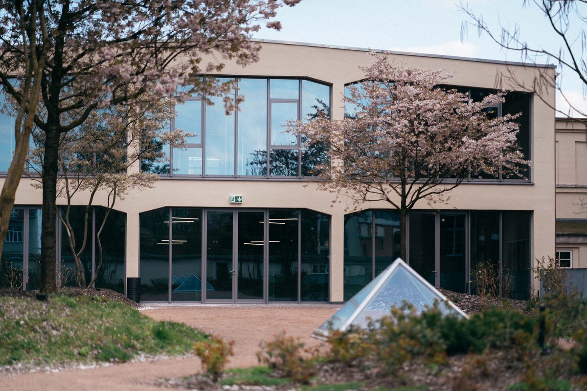 #Kirschblüte auf dem Dach der HalleG im #WirkbauChemnitz. Zwischen Felsenbirne, Schnurbaum, Kiefer und Zierkirsche lässt es sich wunderbar arbeiten und ausruhen. Der 1.500 m2 große Garten ist darüber hinaus für Veranstaltungen aller Art nutzbar. #colouredfields 📷 <a href="/ernestouhlmann/">Ernesto Uhlmann</a>