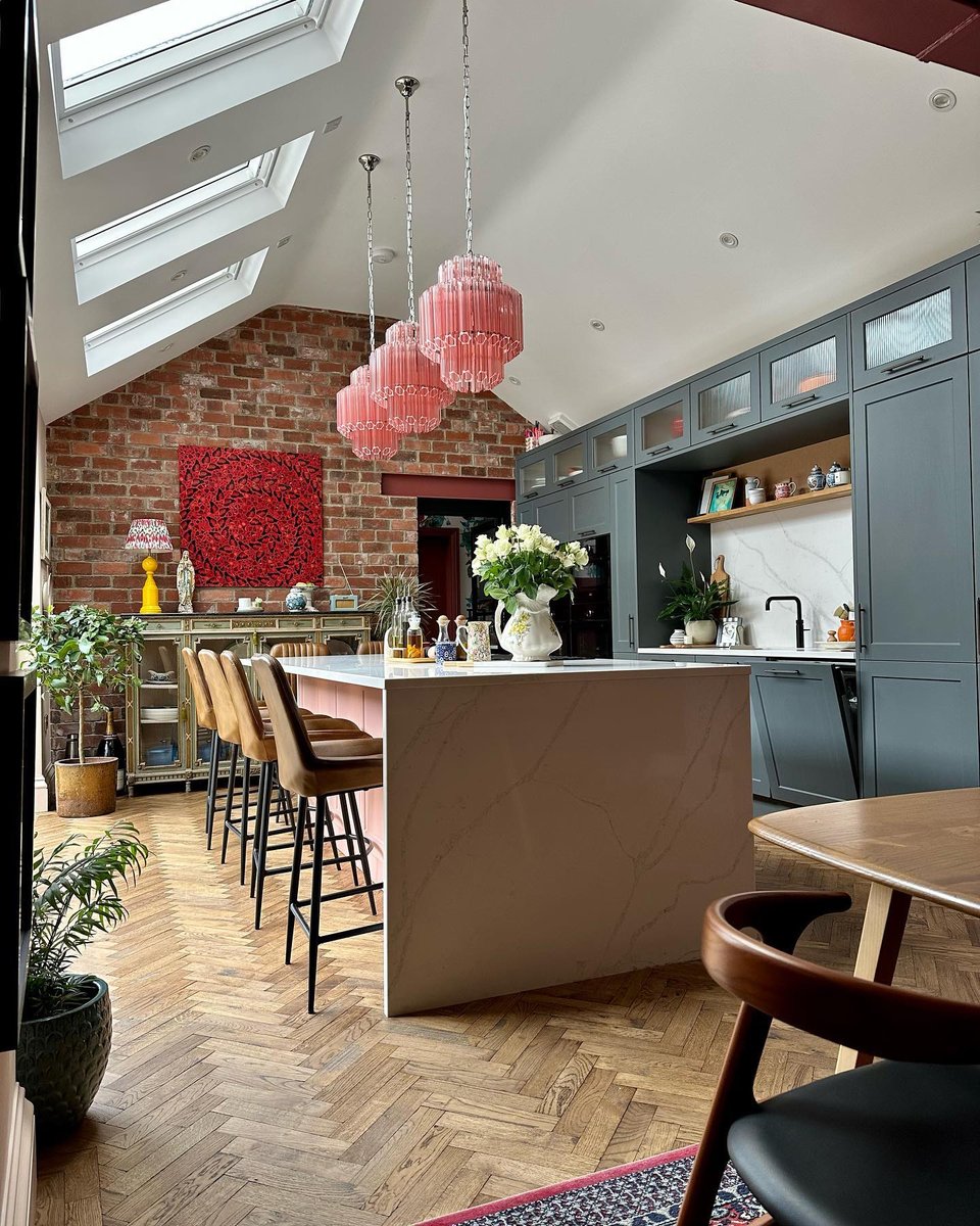 WrenKitchens's tweet photo. Wrenovator Helen has opted for a beautifully bespoke shade of pink from our Spectrum range which pairs perfectly with the timeless shade of Forest Green against the Shaker Chelsea units.
📸: ourhouseonthecrescent
#wrenkitchens #wrenovation #brightkitchen https://t.co/mTXED5N4bT