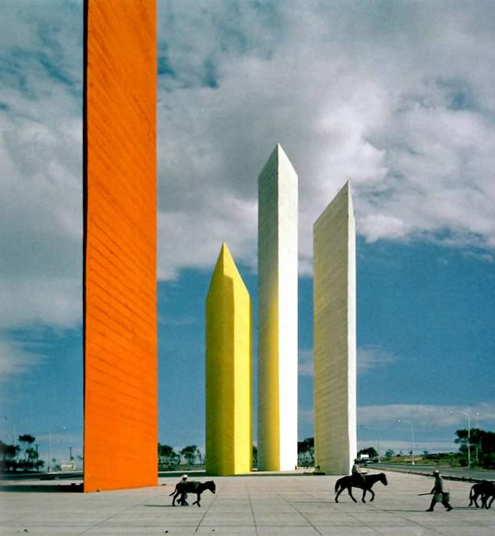 areasvellas's tweet photo. Las Torres de Satélite, Ciudad Satélite, Naucalpan de Juárez, Estado de México, México...1957 
Luis Barragán con Mathias Goeritz &amp; Jesús Reyes Ferreira...
Foto Armando Salas Portugal...
#architecture #arquitectura #LuisBarragán #Barragán #MathíasGoeritz #Goeritz #ReyesFerreira https://t.co/GzMOQ60EqK