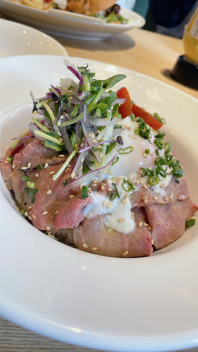 drmnmdr's tweet photo. きのうたべたローストビーフ丼𓌉𓇋 🥩
#commoncafe https://t.co/Co73hycrdp