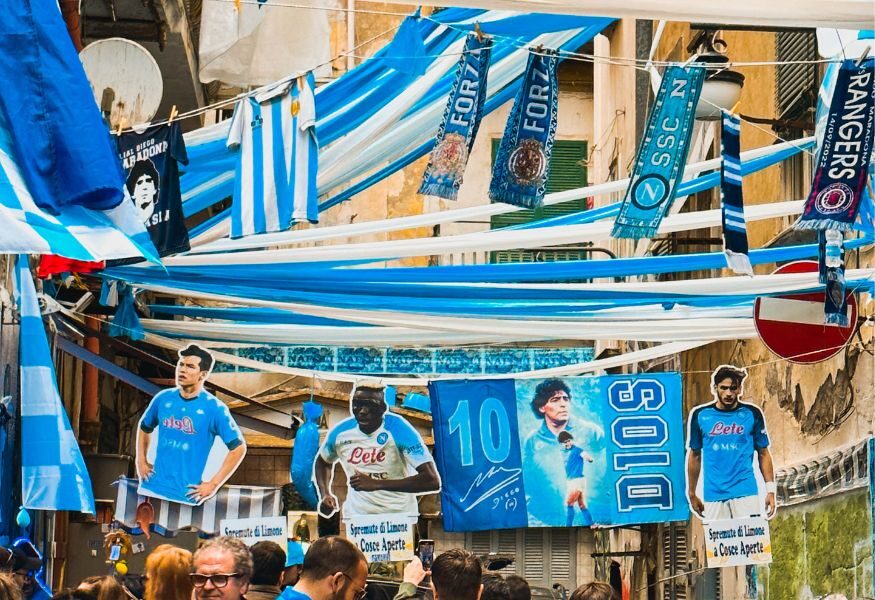 targettopoli's tweet photo. Con la vittoria di misura ieri sera contro la #Juventus e la sconfitta della #Laxio in casa col #Torino, il #Napoli di #Spalle5ti mette ormai al sicuro il suo terzo scudetto.
Se lo merita una città stupenda e una società che, in questi anni, ha dimostrato di saper fare calcio. https://t.co/YFIQj5QBXT