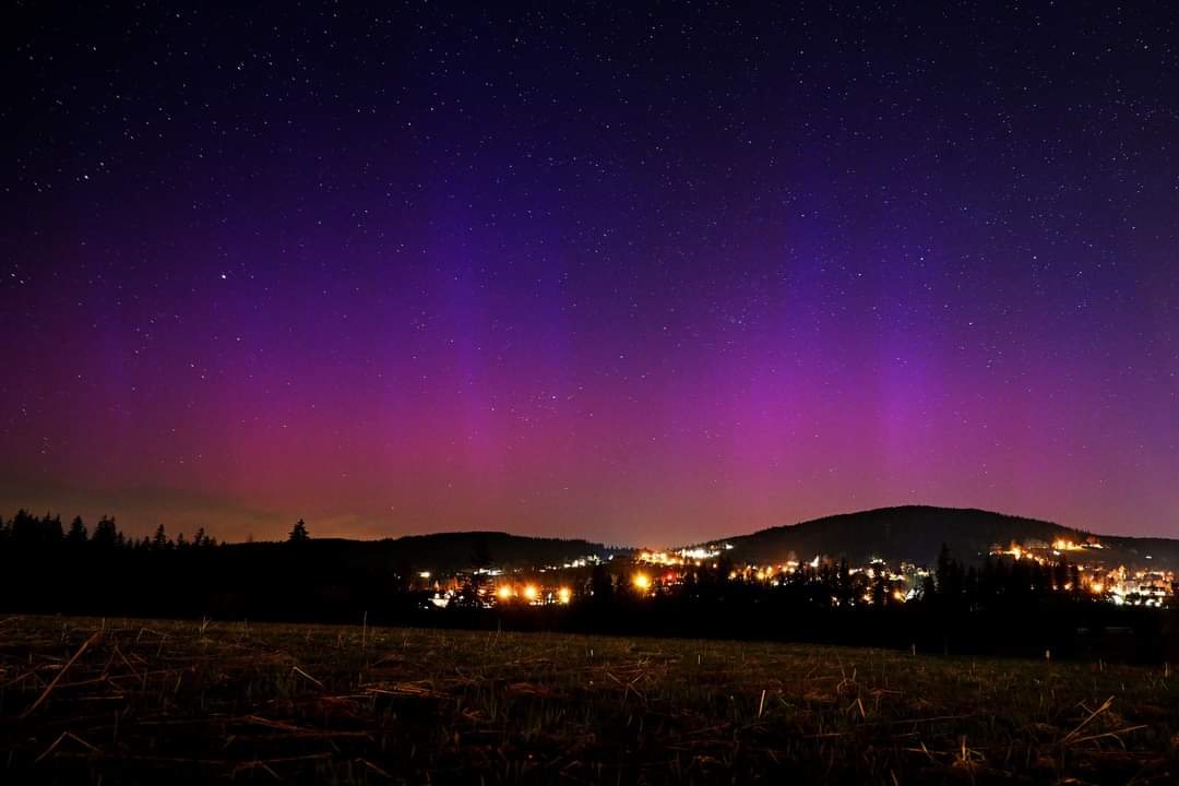 MeteoprognozaPL's tweet photo. Zorza widziana z Kościeliska ! 😍 Autor Bartłomiej Jurecki. https://t.co/4i2CuACA1J