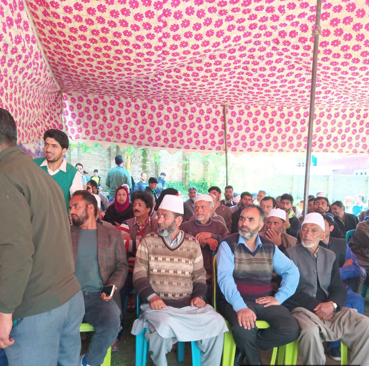 dicbudgam's tweet photo. KissansamparakAbhiyan Huge gathering of farmers for seeking training under Kisan Sampark Abhiyan at aripanthan Budgam .@diprjk @DC_Budgam @ddnewsSrinagar @PIBSrinagar https://t.co/p3nO1nGoKn