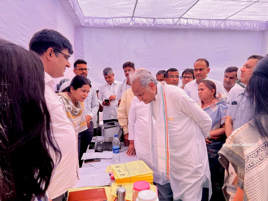 ashokgehlot51's tweet photo. महंगाई को हराने की शुरूआत आज से !

जयपुर के महापुरा में देश के पहले ऐतिहासिक मंहगाई राहत कैंप का शुभारंभ किया।

हम महंगाई के इस मुश्किल दौर में लोगों की तकलीफों के प्रति गंभीर है। महंगाई राहत कैंप लोगों को राहत देकर उनके जीवन में तरक्की की नई आशा जगाएंगे।

#MehngaiRaahatCamp https://t.co/GHQ8Ut1Q7k