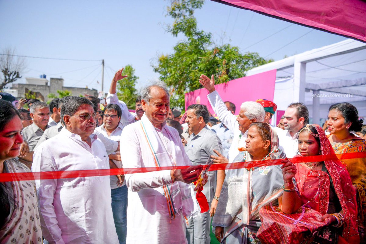 ashokgehlot51's tweet photo. महंगाई को हराने की शुरूआत आज से !

जयपुर के महापुरा में देश के पहले ऐतिहासिक मंहगाई राहत कैंप का शुभारंभ किया।

हम महंगाई के इस मुश्किल दौर में लोगों की तकलीफों के प्रति गंभीर है। महंगाई राहत कैंप लोगों को राहत देकर उनके जीवन में तरक्की की नई आशा जगाएंगे।

#MehngaiRaahatCamp https://t.co/GHQ8Ut1Q7k