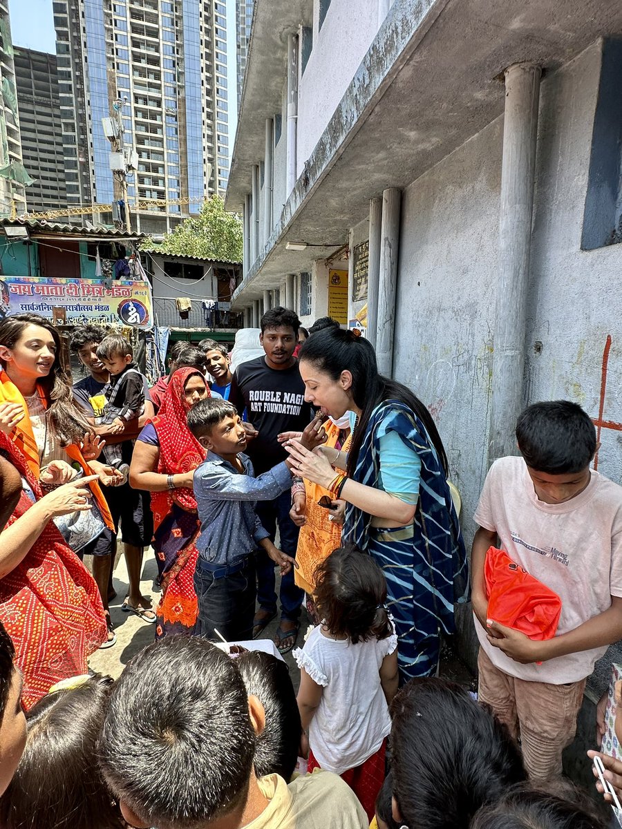 ROUBLENAGI's tweet photo. Let’s serve selflessly, to serve- all u need is a generous heart. Only when you have learned the power of selfless contribution you will experience the deepest joy & fulfillment 🙏🏻❤️
#MondayMotivation #compassion #selfless #serve #love #respect #EqualityNotCharity https://t.co/x9phl51Lsl