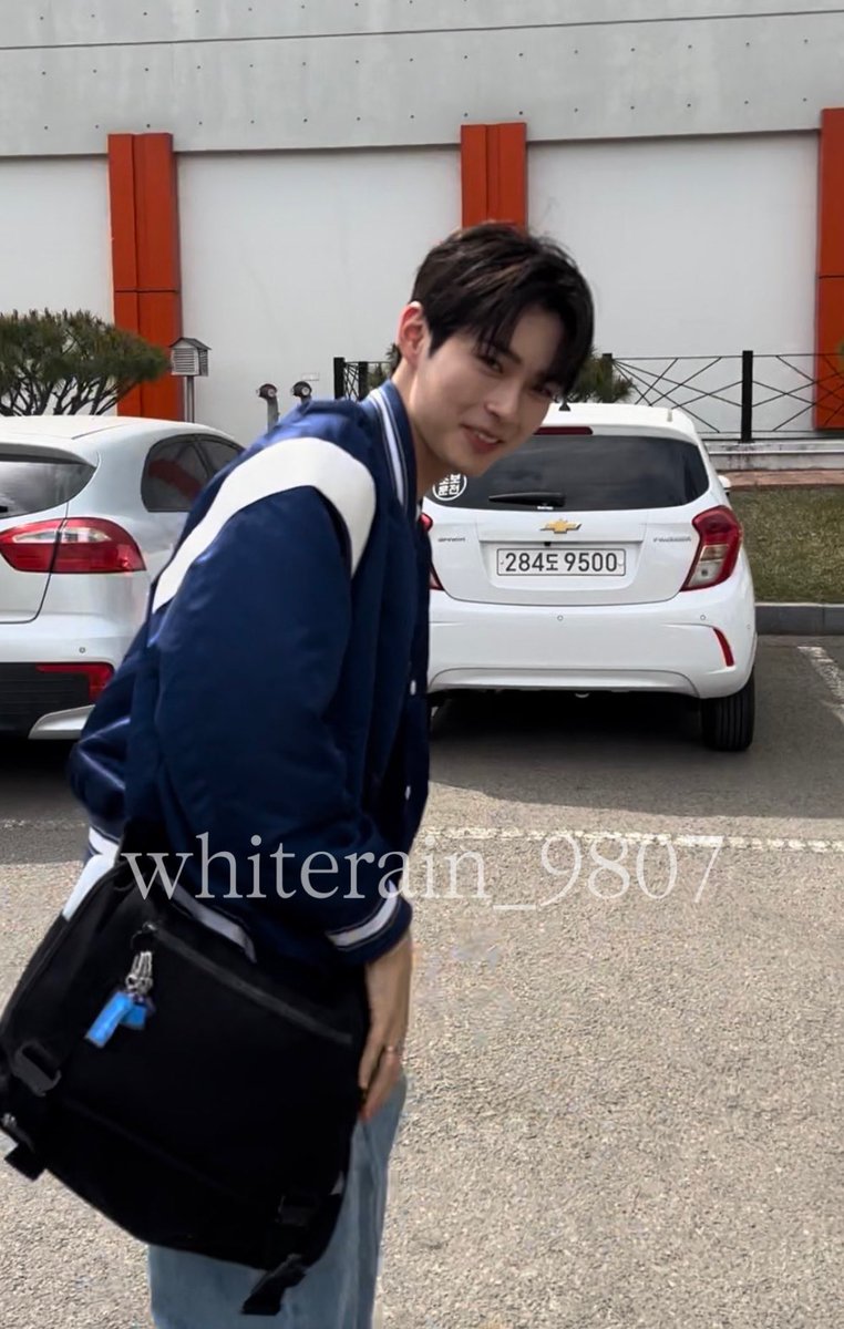 당신 왜 이 앞머리 고수 중이에요 혹시 익숙해 지라는 시그널이야? 나 덮머 좀만 더 보게 해줘..