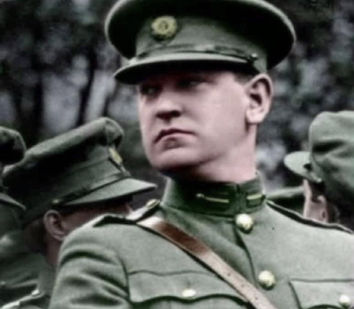 santangelo_s's tweet photo. Nel 1914 #PatrickPearse aveva annunciato che "'Riprenderemo le armi e lo si capirà quando si sentirà per le campagne il passo pesante delle legioni in marcia". E quei passi si sarebbero uditi una mattina di Pasqua, il #24aprile 1916 (nella foto: #MichaelCollins) #EasterRising https://t.co/cptehtmmwO
