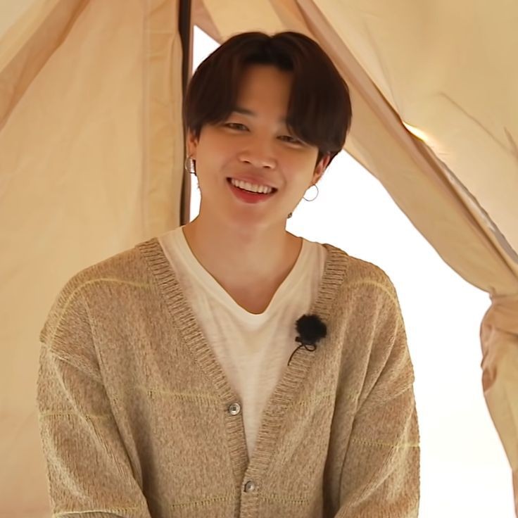 jooniemoon's tweet photo. 𝑾𝒆𝒊𝒓𝒅 | Yoonmin au
"El raro" siempre fue el apodo de Y/g en cualquier escuela que estuviera, sin importar que tanto se cambiará, ya no esperaba amabilidad por parte de sus compañeros.
Hasta que J/m le escribió para saber su estado tras un "incidente". https://t.co/GwFzVUTyNG