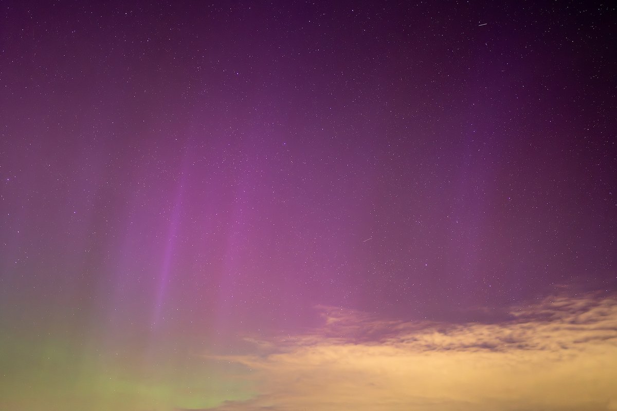 TrisCampbell's tweet photo. Best northern light's I've ever seen from #harrogate. Taken from the garden last night. #aurora #AuroraBorealis #Astrophotography #NorthernLights https://t.co/aAjWMe4t1d