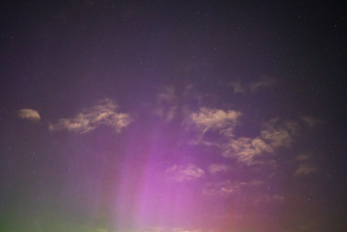 TrisCampbell's tweet photo. Best northern light's I've ever seen from #harrogate. Taken from the garden last night. #aurora #AuroraBorealis #Astrophotography #NorthernLights https://t.co/aAjWMe4t1d