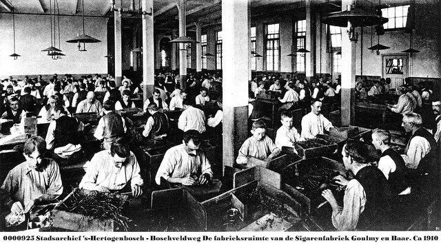 Door de invoer van grote hoeveelheden goedkope sigaren uit Duitsland, de aanpassing van de tabaksaccijns in 1922 en de economische crisis van de jaren 30, komen de sigarenfabrikanten in de knel. In Den Bosch worden daarom veel sigarenmakers omgeschoold tot bouwvakkers.