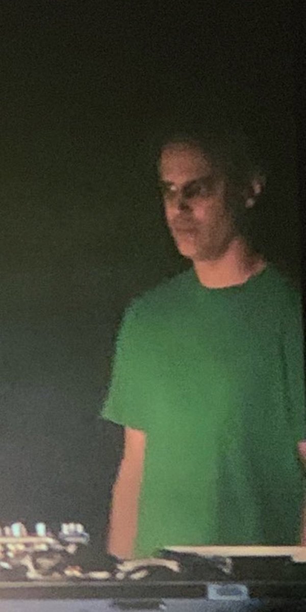 Gaszia's tweet photo. four tet thinking about country riddim playing while ariana grande walks down the coachella mainstage catwalk https://t.co/91gw1tor08