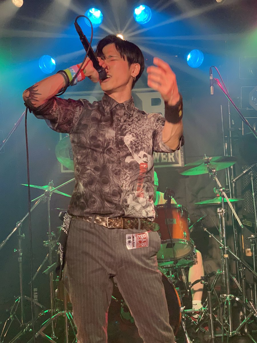 MuvTbDl51nxzoHi's tweet photo. #牙突
#VoカルTSUNEの4枚
#LoudBeast
#立川Babel
(2023.4.23) やっぱりHopeは吠えるしかないよネ!イントロのDr ムスからTSUNE が歌い始めると気がつくと吠えてます。 https://t.co/QDaGjGNVzv
