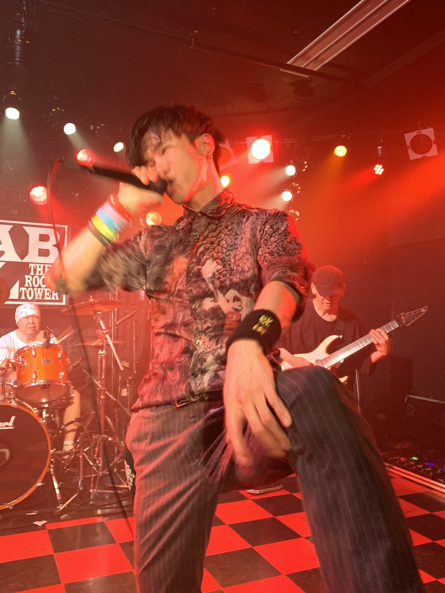 MuvTbDl51nxzoHi's tweet photo. #牙突
#VoカルTSUNEの4枚
#LoudBeast
#立川Babel
(2023.4.23) やっぱりHopeは吠えるしかないよネ!イントロのDr ムスからTSUNE が歌い始めると気がつくと吠えてます。 https://t.co/QDaGjGNVzv