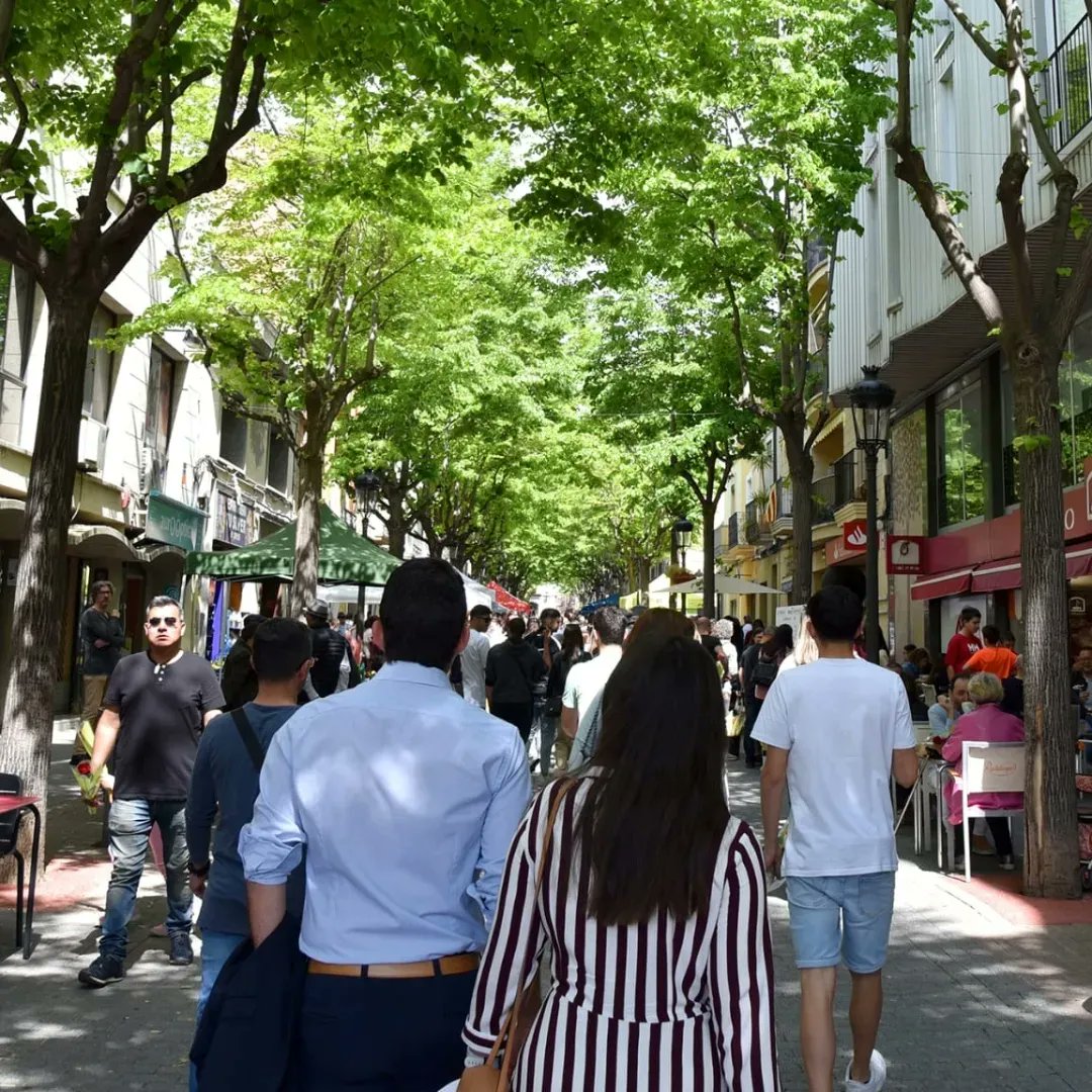 jxesparreguera's tweet photo. 🌹📚 La diada de #SantJordi ha estat una jornada fantàstica. I un carrer del Arbres ple d'activitat cultural i social. #Esparreguera #RosesiLlibres https://t.co/YfcKSNohU9
