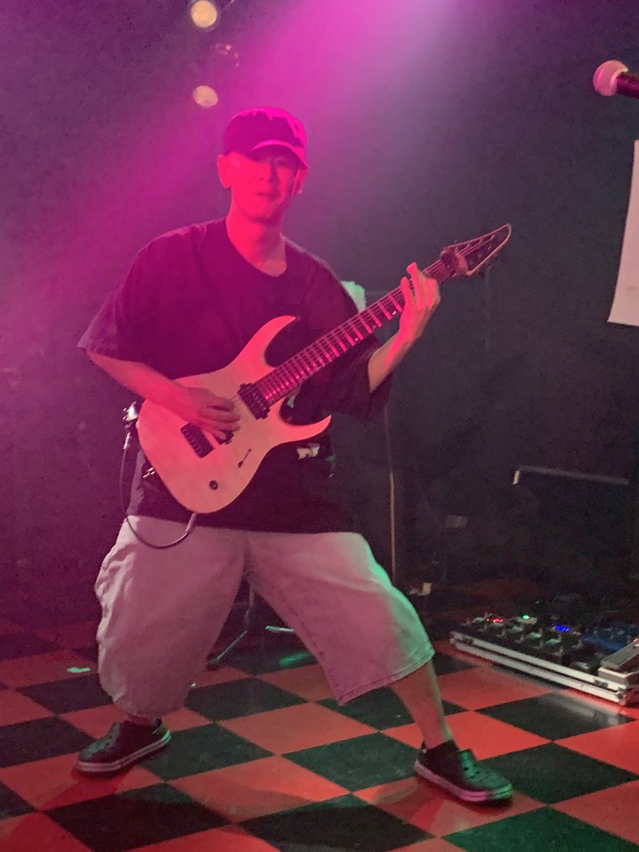 MuvTbDl51nxzoHi's tweet photo. #牙突
#Gtターの4枚
#LoudBeast
#立川Babel
(2023.4.23) オジサンの、Gtターで踊ろされるヨ〜! https://t.co/IO0I17hR9K