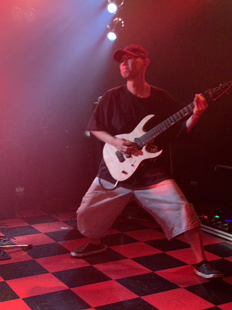 MuvTbDl51nxzoHi's tweet photo. #牙突
#Gtターの4枚
#LoudBeast
#立川Babel
(2023.4.23) オジサンの、Gtターで踊ろされるヨ〜! https://t.co/IO0I17hR9K