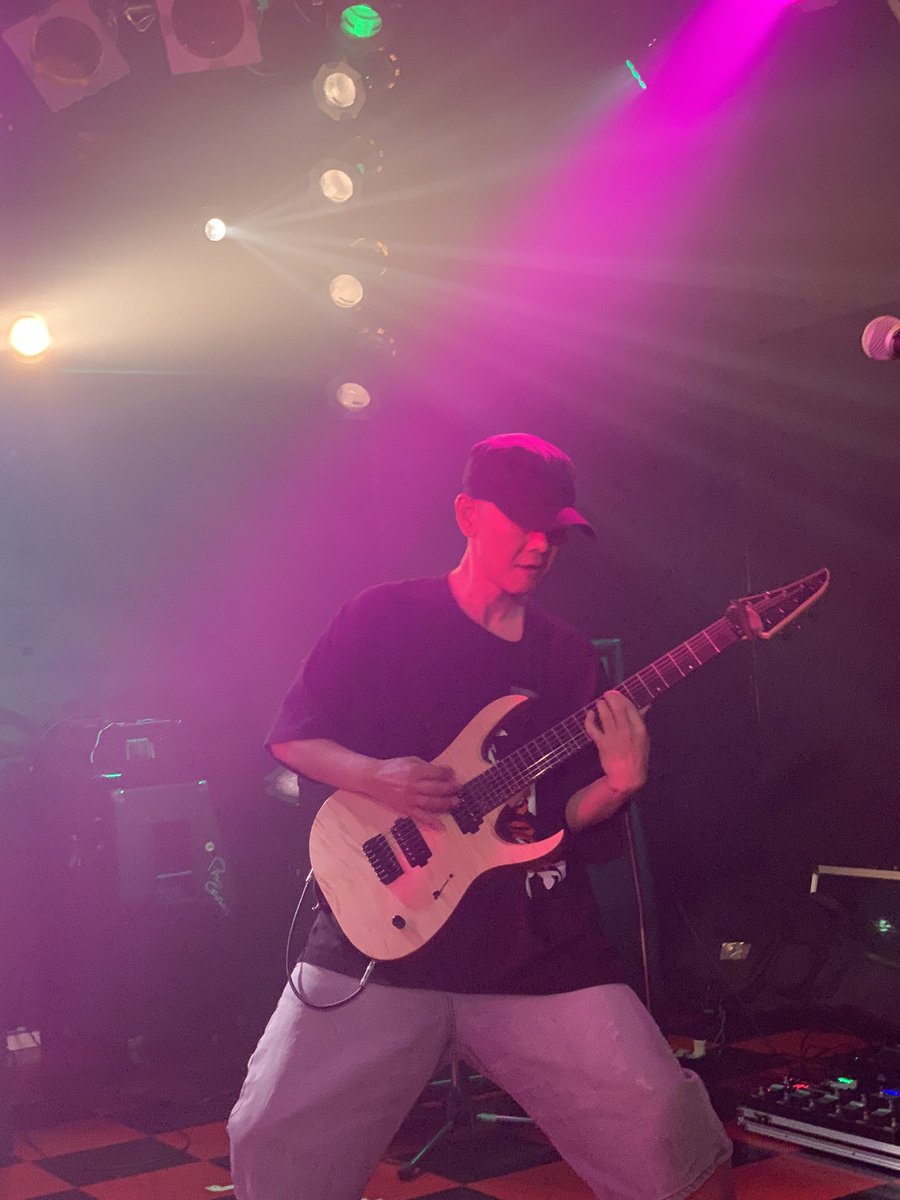 MuvTbDl51nxzoHi's tweet photo. #牙突
#Gtターの4枚
#LoudBeast
#立川Babel
(2023.4.23) オジサンの、Gtターで踊ろされるヨ〜! https://t.co/IO0I17hR9K