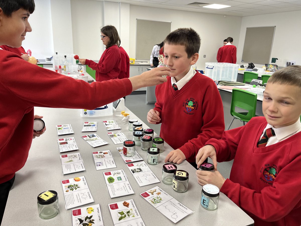 DigidolYGGRh's tweet photo. Disgyblion blwyddyn 8 a 9 yn derbyn hyfforddiant gweithgareddau STEM gan @Technocamps.
Year 8 and 9 pupils receiving STEM activities training by @Technocamps in prep for #partiponty https://t.co/t1r8yGj5wI