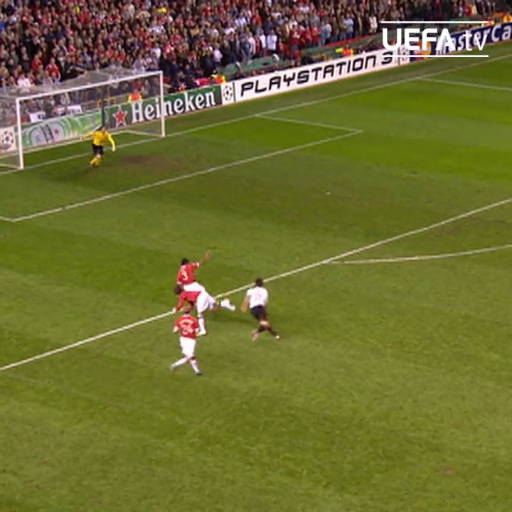 قبل 19 عامًا في مثل هذا اليوم. كاكا قدّم عرضًا استثنائيًا في أولد ترافورد ضمن دوري أبطال أوروبا 