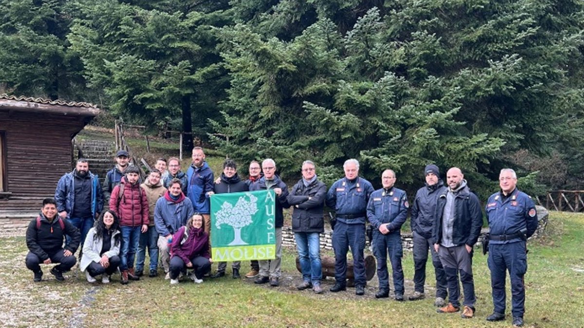 efiresilience's tweet photo. Researchers, students, and forest technicians visited the Colemeluccio forest and its Marteloscope site in #Italy 🇮🇹 on the #InternationalDayofForests to discuss silvicultural scenarios of a Mediterranean mixed #forest 👷‍♀️🌲➡️
https://t.co/eLe0ZAPVVU
#IntegrateNetwork https://t.co/VpidBVFIF1