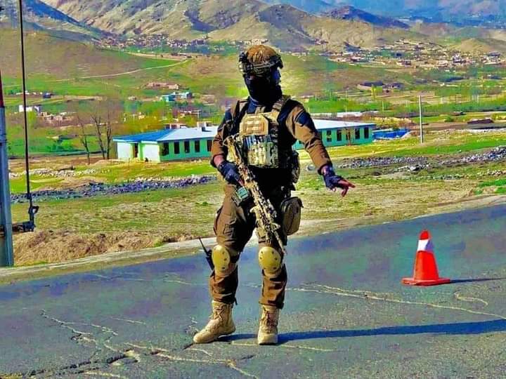 QariBurhan313's tweet photo. امن.او وحدت.
د نفرت او د وحشت ټغر ټول شوی ورورګلوي او خپلواکي قآئمه اولس له هرې ستونزې هوسا دی د امنیت لمریزې وړانګې غوړېدلې https://t.co/Ch0QC4IaGi