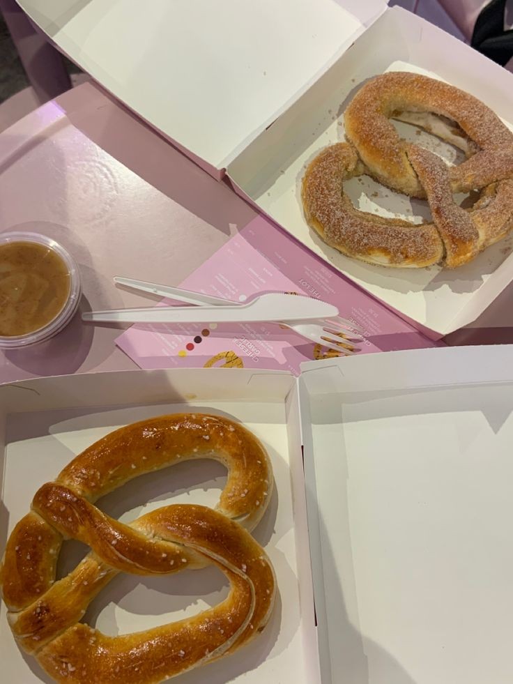encafeshop's tweet photo. 🍞 . . an order for @kouffeinated

— lemonade , pretzel

💌: happy monday! (hoping this sends on a monday hehe) sending you all the good energy. you'll do well again this week, i am rooting for you!

from: 🥨 https://t.co/p5VW2iWyIl