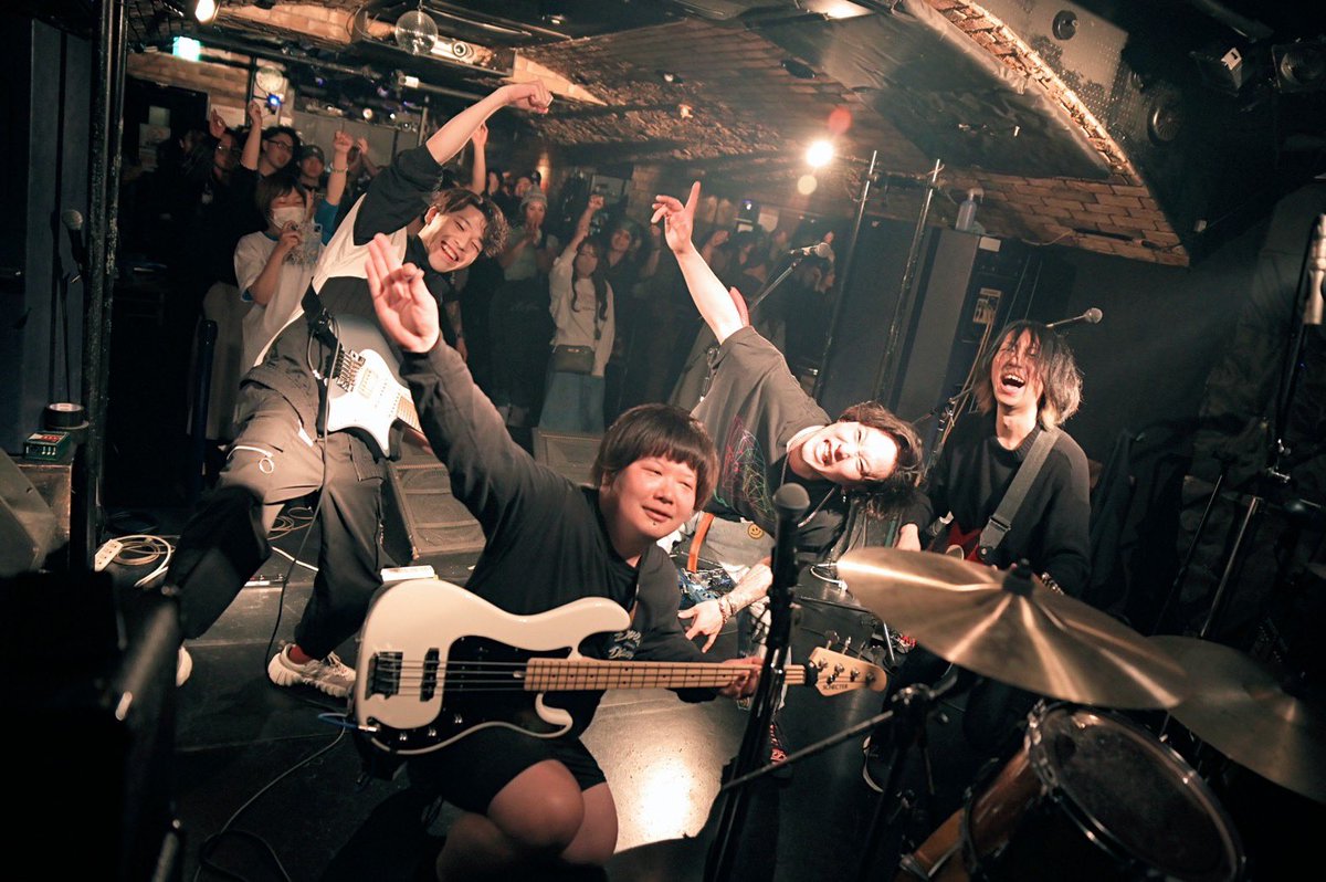 reamo_424's tweet photo. 4/23(Sun)
りーもの誕生日前夜祭
「31-ICE CREAMO」
大塚MEETS

The White Scoreとしてコロナの規制がない状態でのライブが初めてでした
ライブハウスってこーゆーもんだよな
ステージ降りてる時間が長かったからみんなと楽しめました
ところで31のアイス誰からももらってないんだが？？？？🐧 https://t.co/W1dOSd5s64
