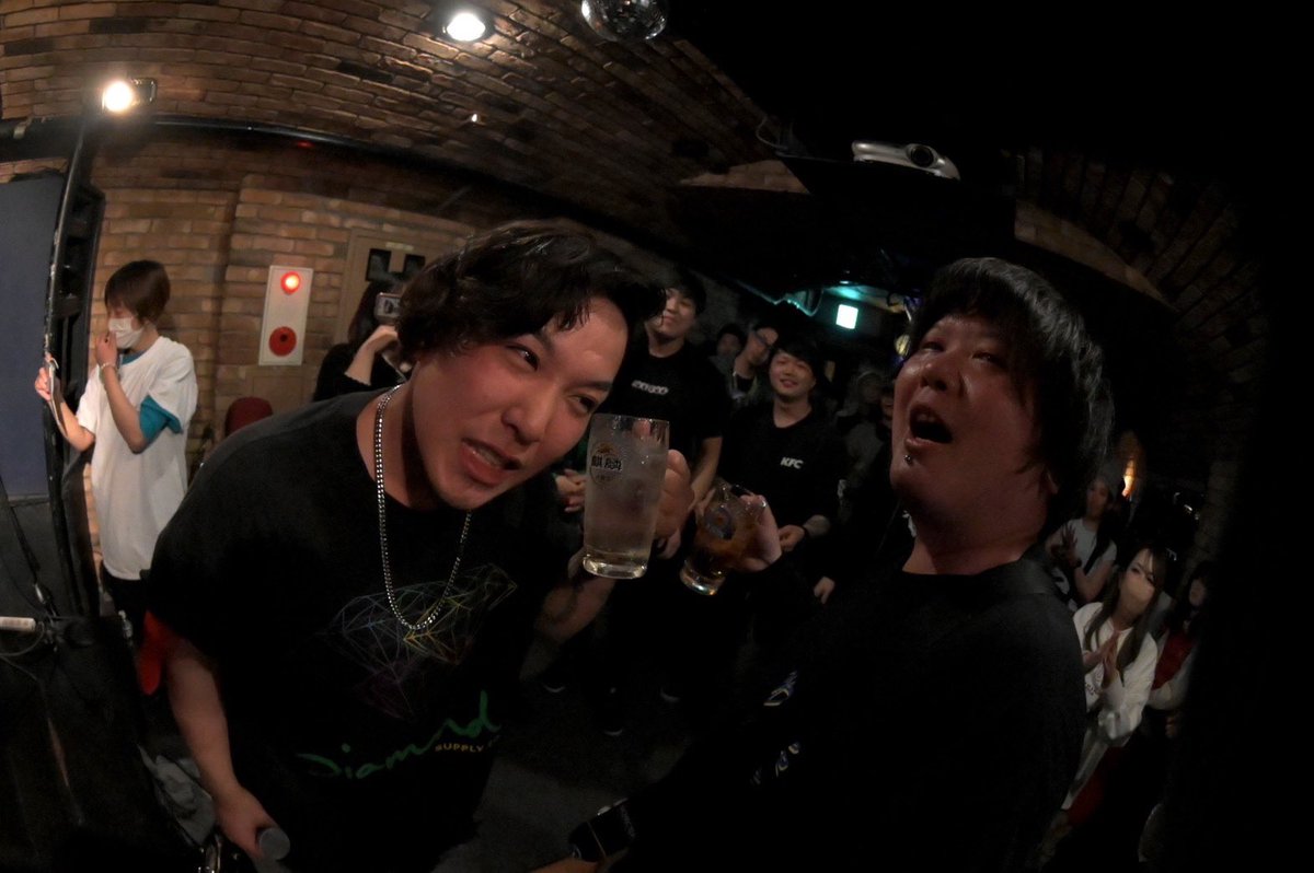 reamo_424's tweet photo. 4/23(Sun)
りーもの誕生日前夜祭
「31-ICE CREAMO」
大塚MEETS

The White Scoreとしてコロナの規制がない状態でのライブが初めてでした
ライブハウスってこーゆーもんだよな
ステージ降りてる時間が長かったからみんなと楽しめました
ところで31のアイス誰からももらってないんだが？？？？🐧 https://t.co/W1dOSd5s64