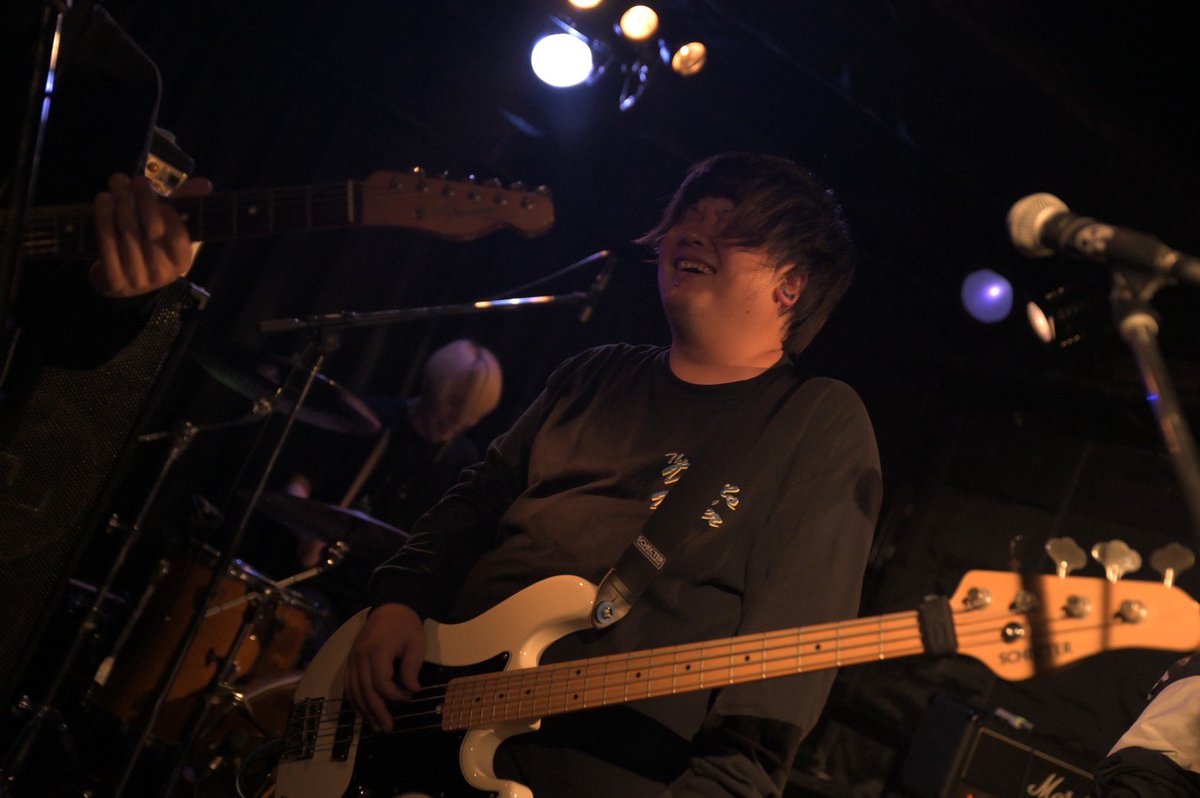 reamo_424's tweet photo. 4/23(Sun)
りーもの誕生日前夜祭
「31-ICE CREAMO」
大塚MEETS

The White Scoreとしてコロナの規制がない状態でのライブが初めてでした
ライブハウスってこーゆーもんだよな
ステージ降りてる時間が長かったからみんなと楽しめました
ところで31のアイス誰からももらってないんだが？？？？🐧 https://t.co/W1dOSd5s64