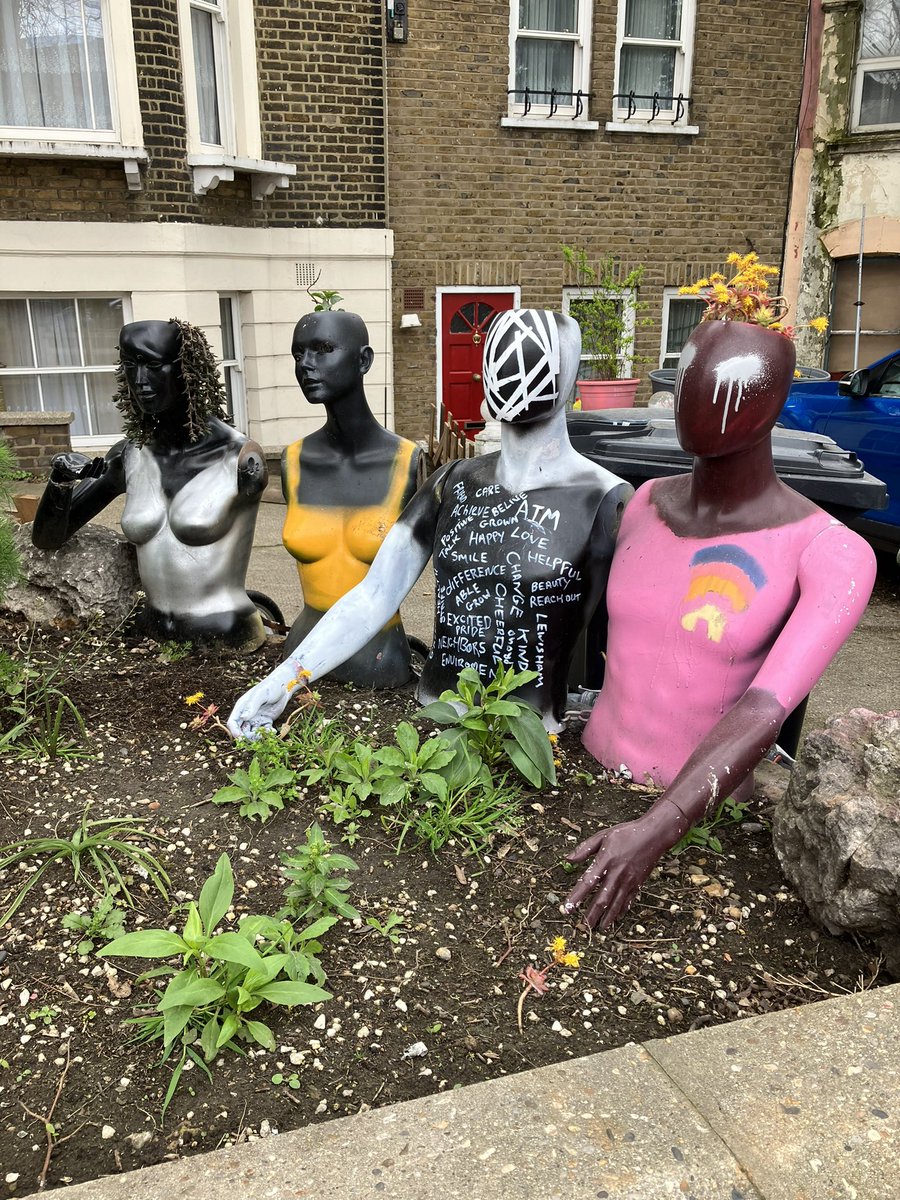 JaneCanDoSE4's tweet photo. Had to stop on way to Marathon yesterday on bike ๐ฒ to take ๐ธLove passing random things-4 sassy women #ItsTheLittleThings ๐ #LewishamWay https://t.co/iFrNAXCrQD