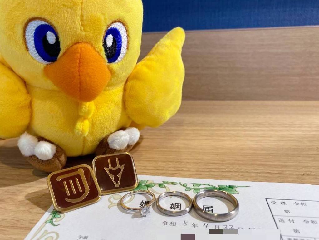 Yuris_guraburu's tweet photo. ご報告💍
この度FF14でいつも遊んでいる【@miiitaaake 】さんと入籍致しました。これからも一緒に色んなゲームを楽しんでいきます🎮
素敵な御縁をくれた@aroma_ff14 さんありがとう✨
#FFXIV #エオ婚 https://t.co/3FGYtnGrxv