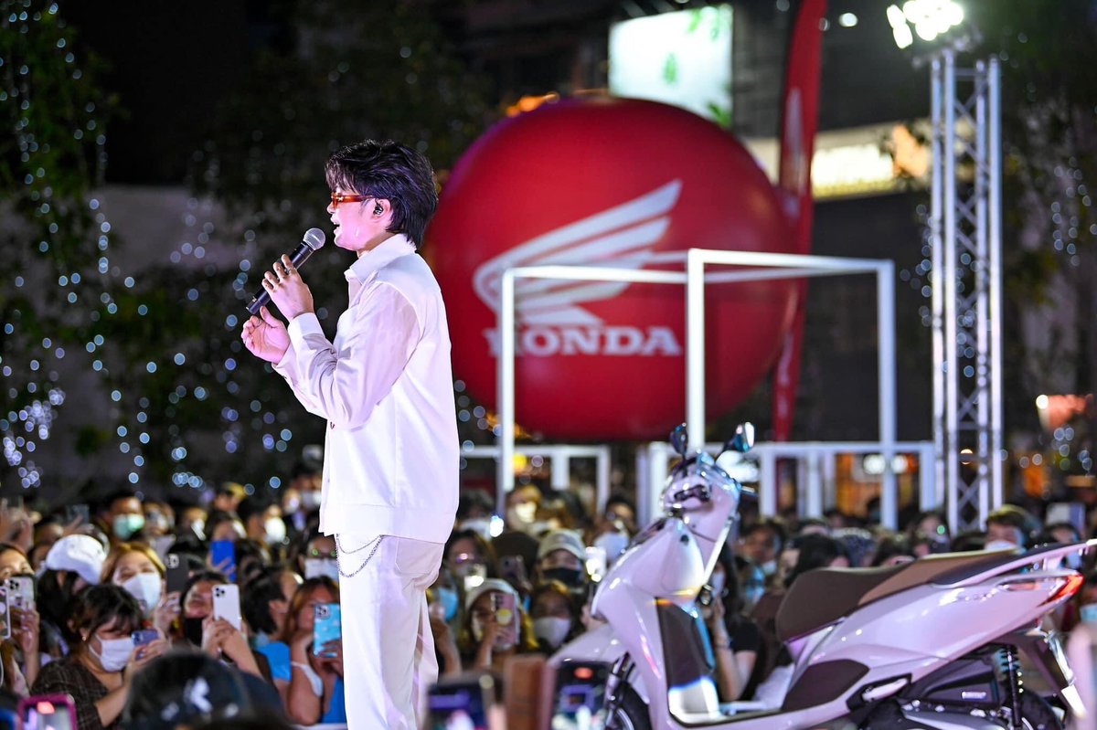AllNews_th's tweet photo. “ติด Trend Fest” รวมทุกความ FUN สนุก สุดมันส์ “รถจักรยานยนต์ฮอนด้า” จัดให้ แฟนคลับร่วมงานแบบถล่มทลาย!

🔗 https://t.co/q4Xa1hPF2W
 
#ติดTrendFest #HondaFashionAT #NewScoopy #AllNewLead125 #HondaThailand #Honda #WhatStopsYou #ThaiHonda 
#บิวกิ้นพีพี #NONTTANON #ThreeManDown https://t.co/lGkHgtjJLL