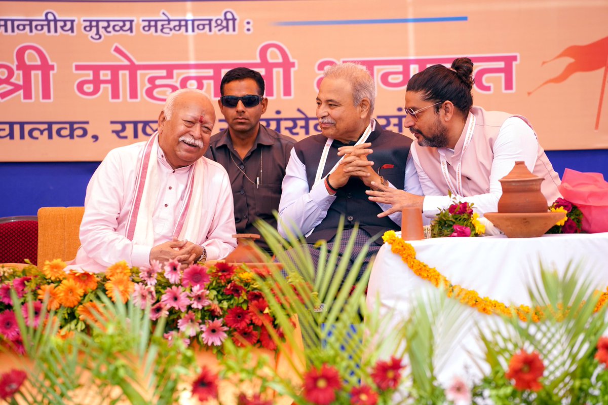 UdayMahurkar's tweet photo. Speaking in presence of @DrMohanBhagwat at Mudeti i said India benefitted from Gandhiji’s contribution but his complete non-violence destroyed India’s immunity system & his Hindu-Muslim unity at Hindu cost led to appeasement & radicalisation. It was much applauded by audience. https://t.co/la0zIfTwGU