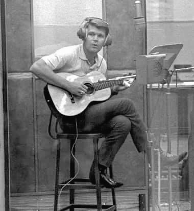 'I hear you singing in the wire
I can hear you through the whine
And the Wichita lineman
Is still on the line'
#GlenCampbell