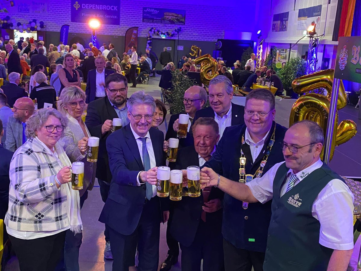 dbougraud's tweet photo. 🇫🇷🤝🇩🇪
Nous étions honorés d’être avec nos amis allemands pour célébrer le 50e anniversaire de la création de la ville de #Stemwede.
L’année 2023 marque également les 5 ans de notre beau jumelage.
Merci à Kai Abruszat et à son équipe pour l’excellent accueil.
#Lardy #Jumelage https://t.co/3HqGRn53wF
