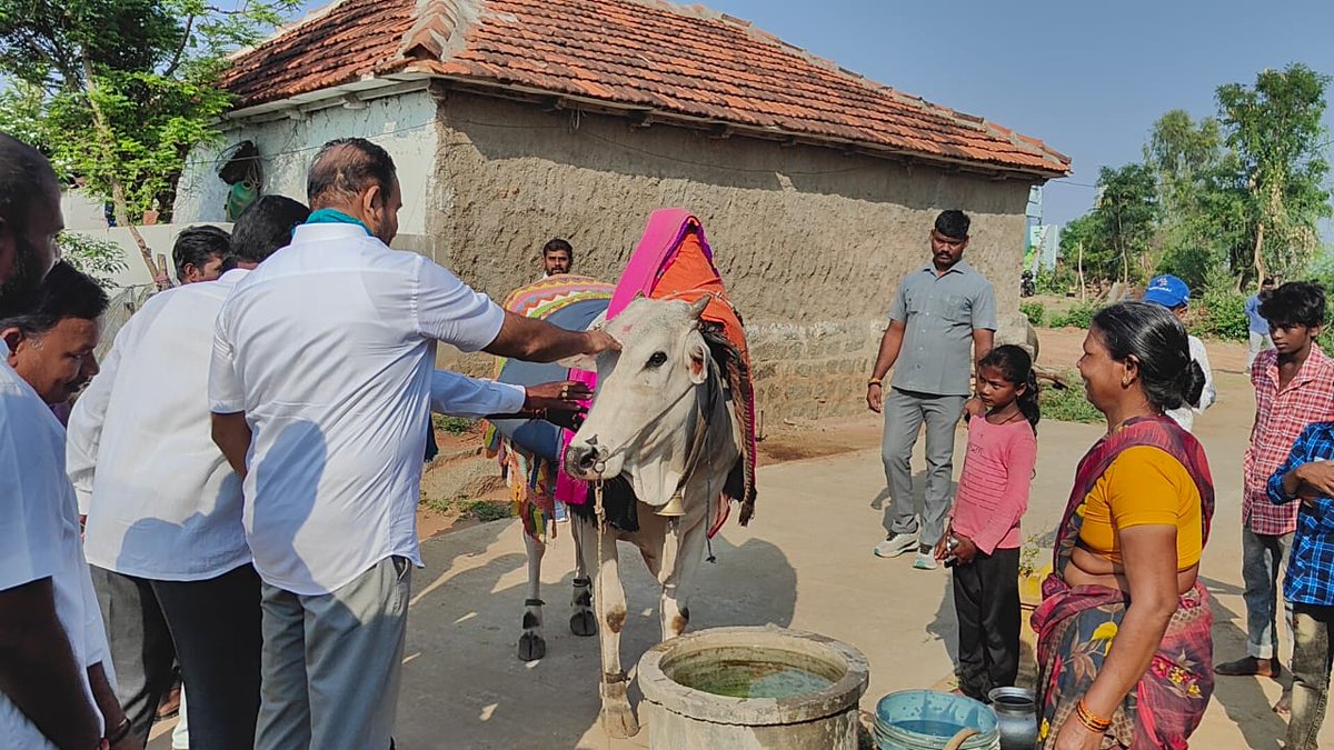 MadanMohanINC's tweet photo. Today's #HaathSeHaathJodo yatra in Mallupet village, Sadasiva Nagar mandal of Yellareddy constituency.   

Interacted with villagers of every section and conveyed them the schemes implemented & To-be implemented by the #congressparty for the upliftment of the poor & farmers. #MadanMohanForChange