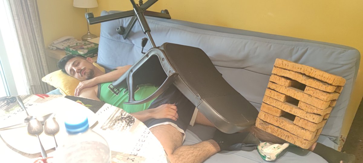 ManuMfd's tweet photo. Cuando te quedas en casa de tu amigo y no tiene mantas para taparte https://t.co/YIdV8k9OD8