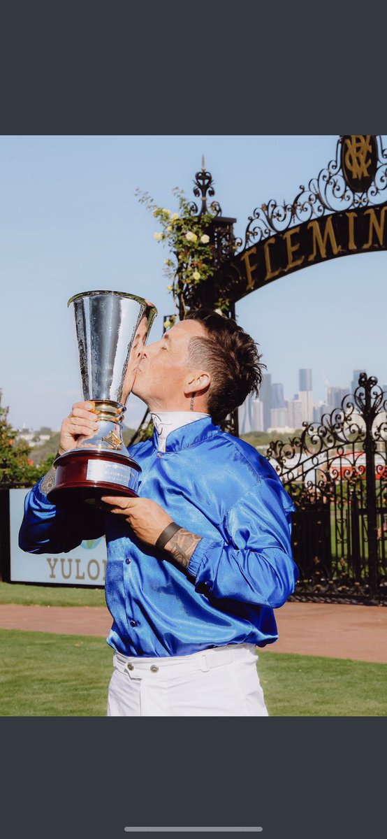 Quinny_1's tweet photo. RIP Dean Holland 

An absolute tragedy 

On March 11, 2023 he won the Newmarket Handicap aboard In Secret and had a smile from ear to ear. 

He was one of the kindest and happiest people in the industry. 

Life is not fair. https://t.co/s5LBk3AhQS
