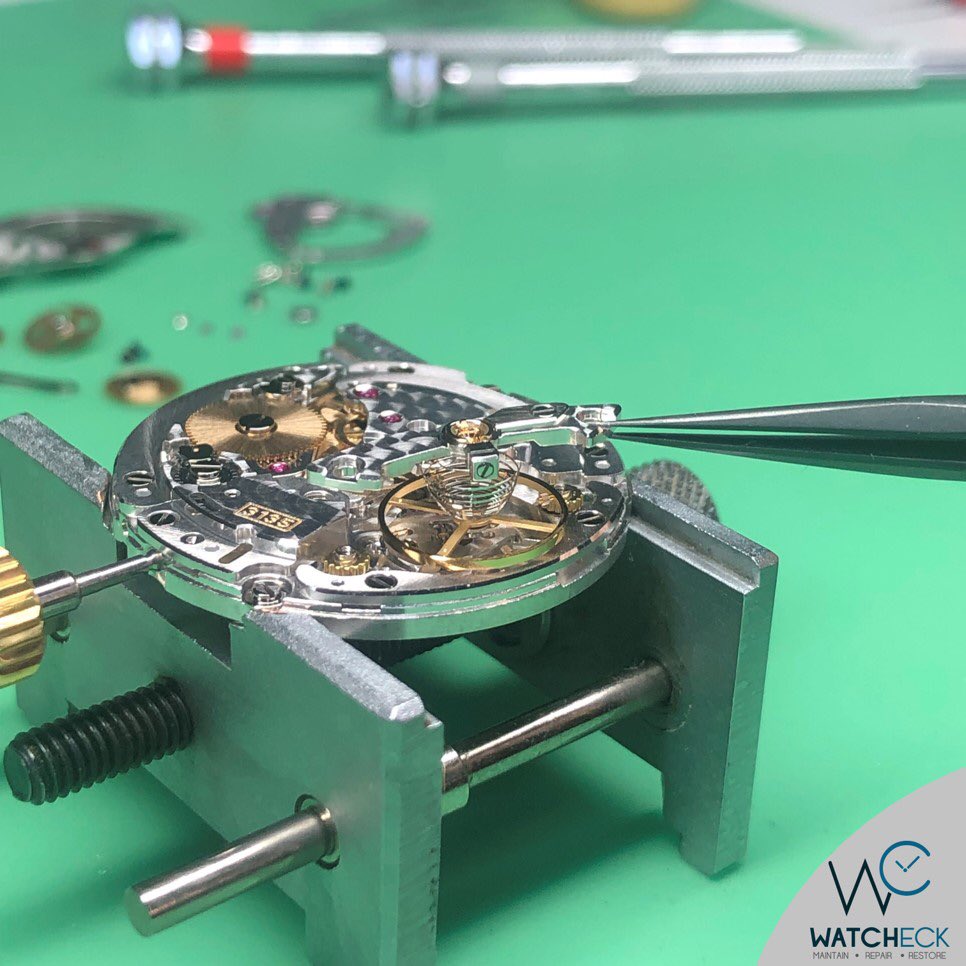 WatcheckGr's tweet photo. Τοποθέτηση balancier σε Rolex Submariner με movement 3135.
#rolex #rolexsubmariner #rolexsub #rolexwatch #watch #watchrepair #watchservice #greece #athens #syntagma #karagiorgiservias7 #watchpolishing #watchmania #luxurywatch #watchmaking #watchmaker #timepiece #watcheck https://t.co/RiMStgEbir