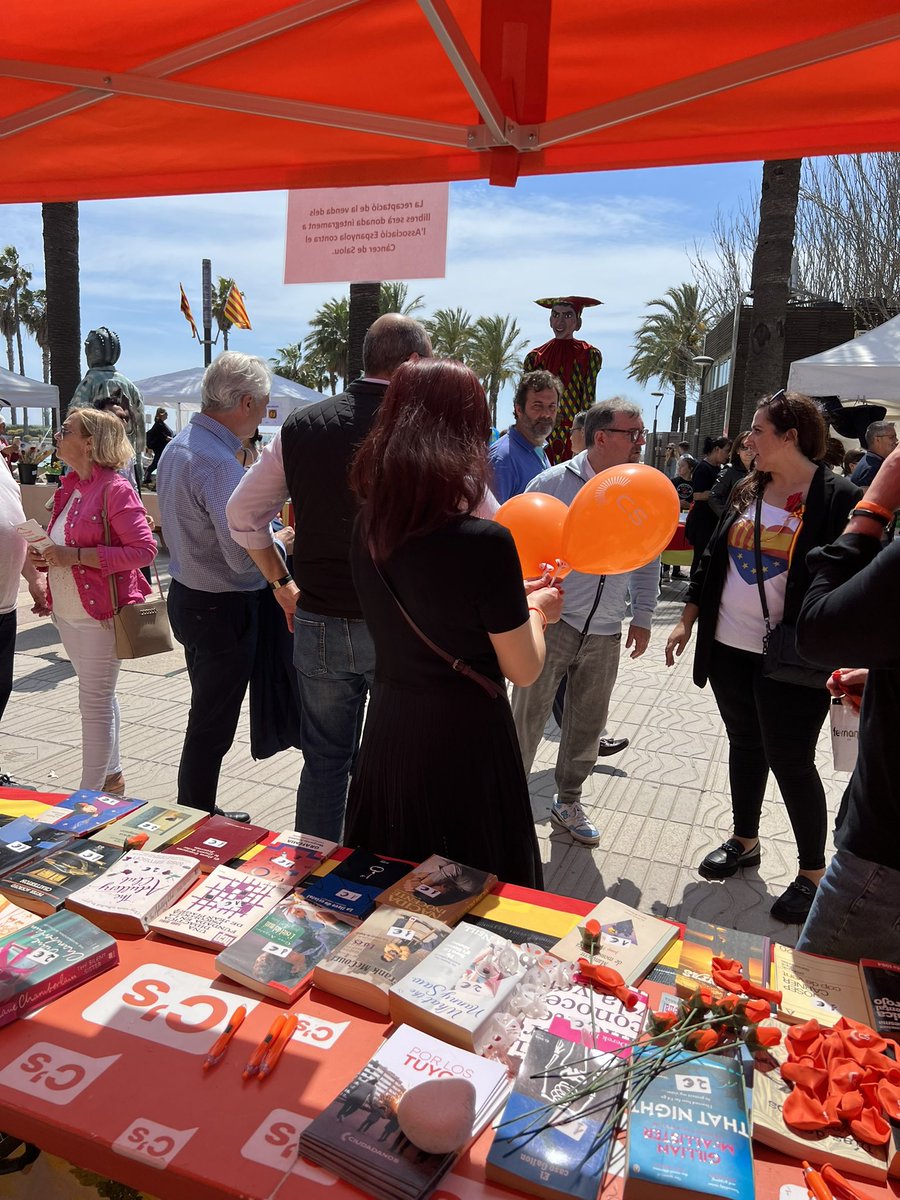🌹 Gracias a tod@s los que hicisteis posible la gran jornada de Sant Jordi en #Salou.

🍊 Un año más Cs ha estado presente celebrando el día de TODOS los catalanes en una soleada jornada en el Passeig Jaume I de Salou.