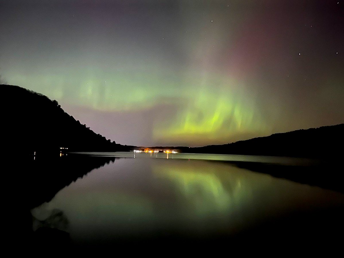 Sometimes it's just the little things in life, I'm so happy that I had the chance to see the Aurora  Borealis in Wisconsin...Bucket List✅ 
#AuroraBorealis #nothernlights