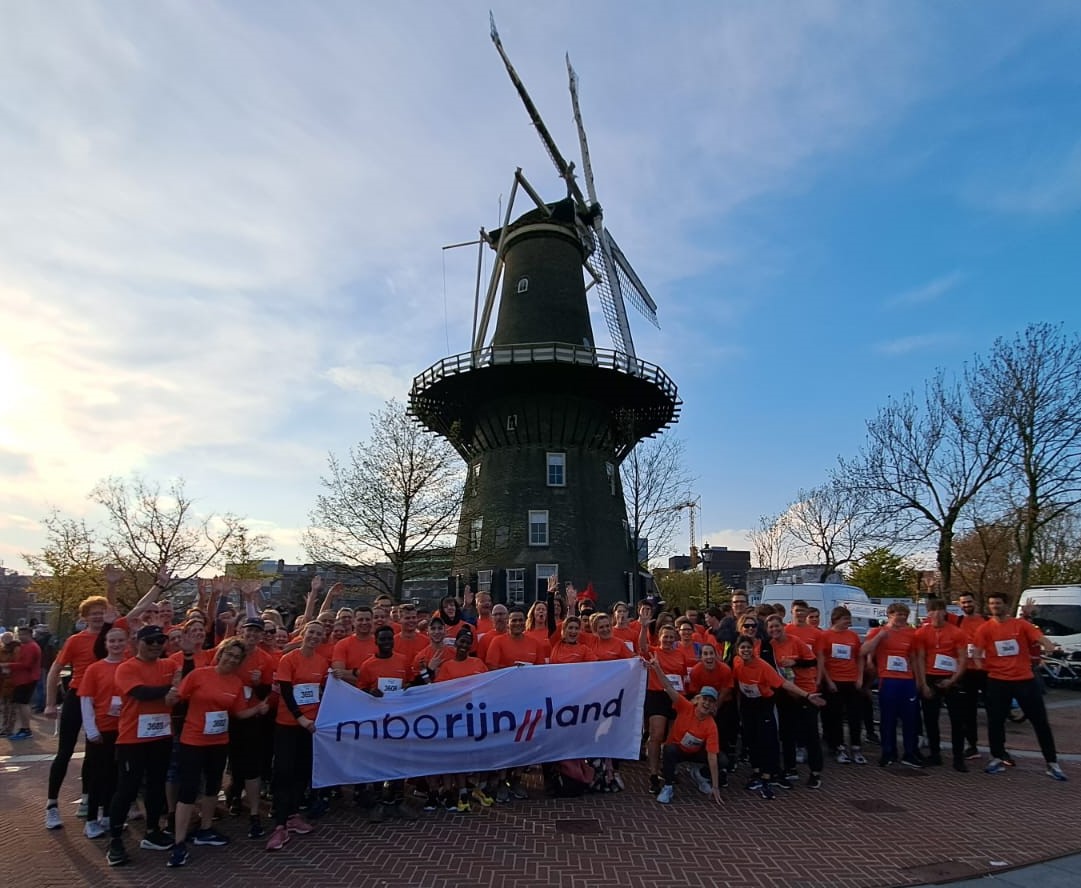 mboRijnland (@mborijnland) on Twitter photo Afgelopen vrijdag liepen we Singelloop Leiden met meer dan 100 studenten, docenten en medewerkers!
In gloednieuwe mboRijnland-shirts vielen we goed op voor het publiek. Het was een zeer geslaagde avond. Iedereen leverde een super prestatie, allemaal winnaars! <a href="/SingelloopLDN/">Singelloop Leiden</a> Afgelopen vrijdag liepen we Singelloop Leiden met meer dan 100 studenten, docenten en medewerkers!
In gloednieuwe mboRijnland-shirts vielen we goed op voor het publiek. Het was een zeer geslaagde avond. Iedereen leverde een super prestatie, allemaal winnaars! <a href="/SingelloopLDN/">Singelloop Leiden</a>