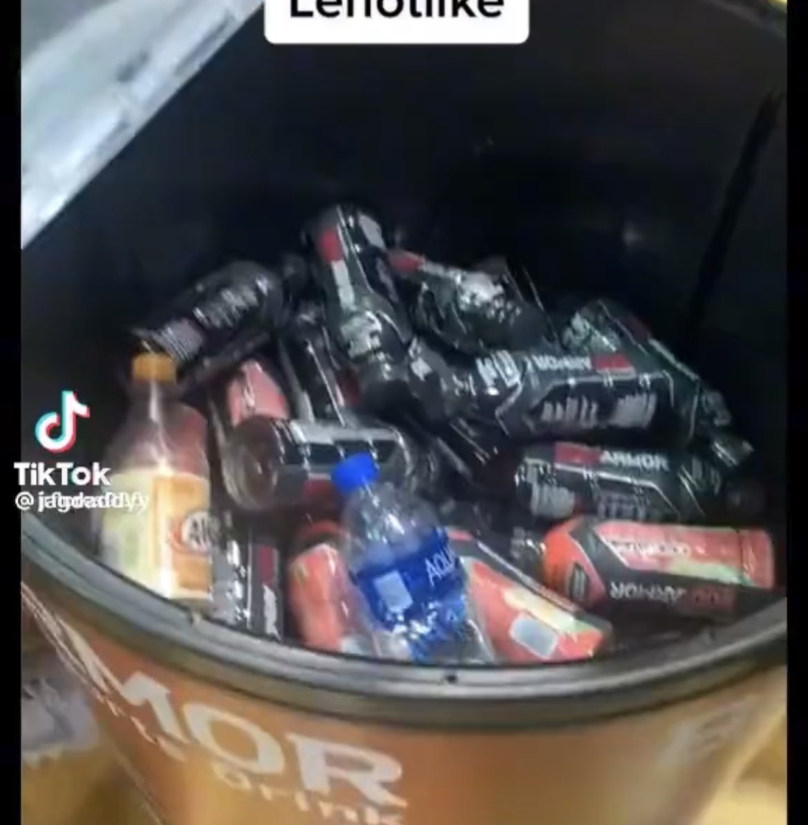 SlMCOX's tweet photo. @frhelpmeout @Jayeeik_ @King_XXXL @ITSAE100 @LakeShowYo @KingJames @DrinkBODYARMOR Yeah you right https://t.co/GuqFn3xLwP