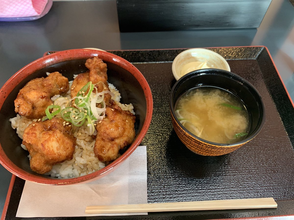 今日の賄いは選べるメニュー！ 最近は旨唐丼一択でございやす！ そのまま食べても美味しいんですけど☺️マヨネーズをつけると🥰 今日も頑張ります🫡