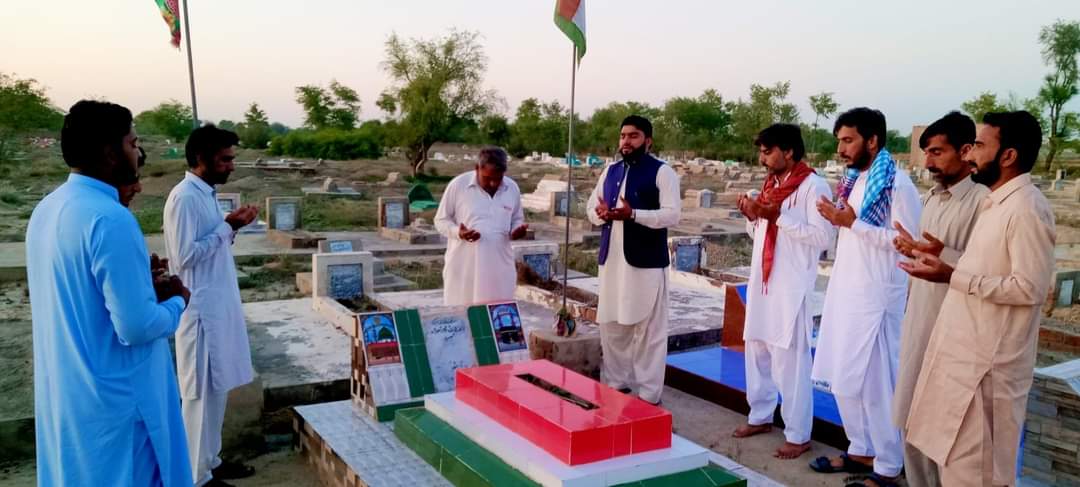 HaroonTahir_365's tweet photo. شہید انقلاب عبدالمجید سیگڑا شہید کے مزار پر شوکت علی مصطفوی بھائی کی غلام حسن سیگڑا، انتظار حسین،محمد عرفان بھٹی،محمد ناصر خان چنہاوڑ ،محمد فرحان مصطفوی،عبدالمجید اعوان سمیت مقامی قیادت کے ہمراہ حاضری و فاتحہ خوانی
مولا شہید کے درجات بلند فرمائے آمین۔
@TMQBhakkar92
@Shoukat_Nazim https://t.co/6T1LeId9z8