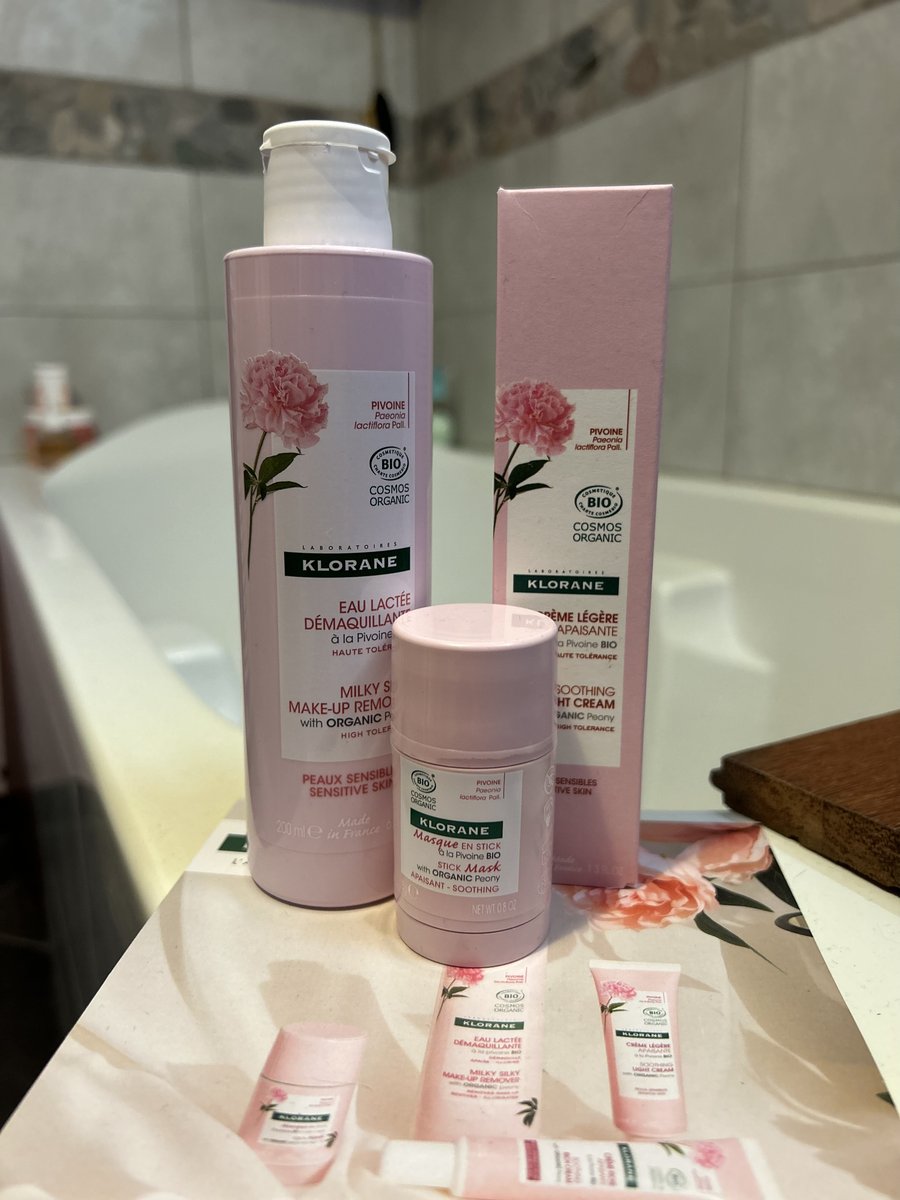 Azlyanne's tweet image. Je teste la Gamme KLORANE BIO à la Pivoine :  idéale pour les peaux sensibles, elle apaise nourrit et protège la peau sans l'alourdir ou l'agresser. la peau est beaucoup moins tiraillée et plus éclatante. Moins de démangeaisons, de rougeurs ... Je valide à 100%